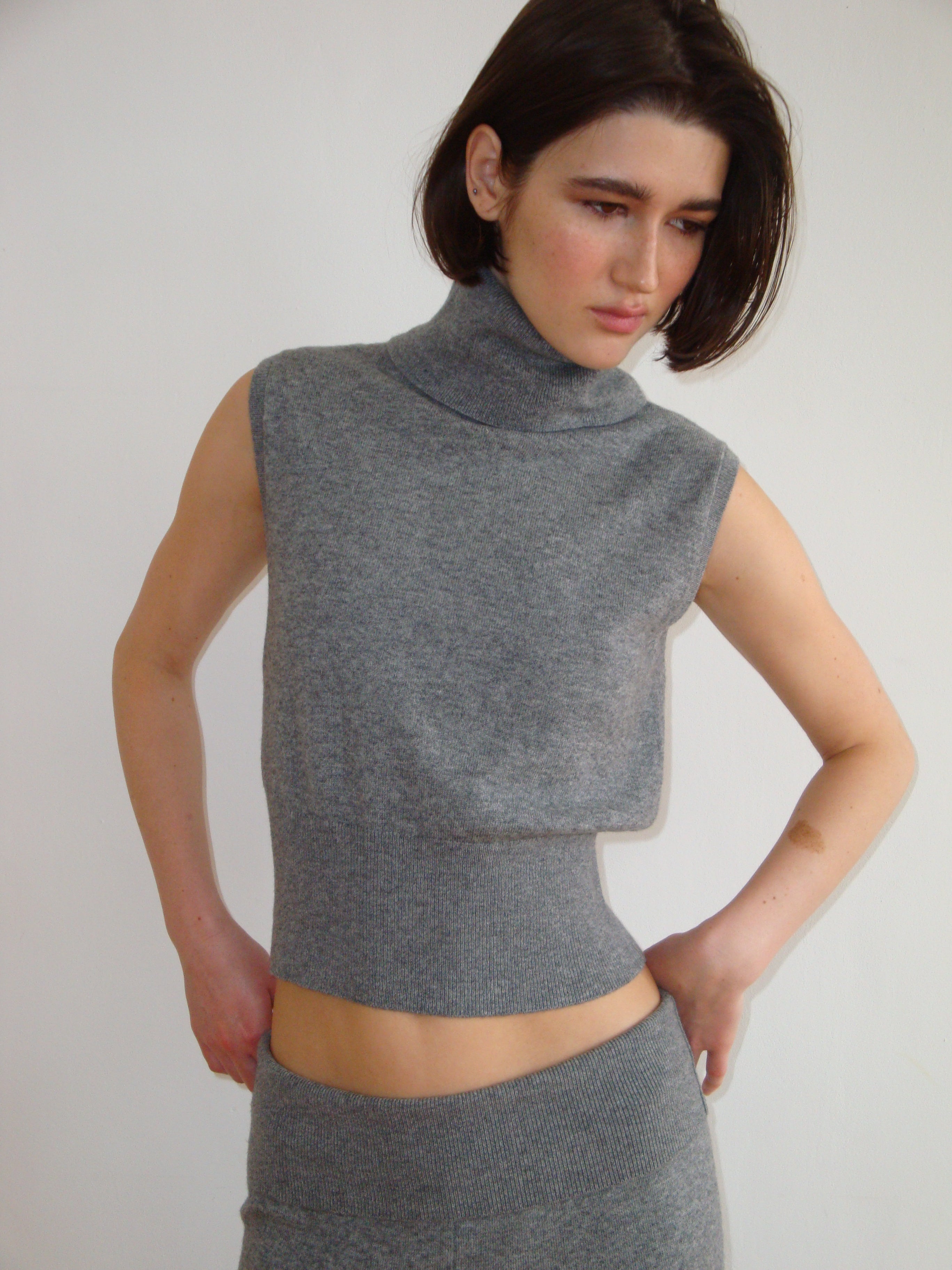Cashmere Sleeveless Turtleneck in Soft Grey – ZODIAQUE STUDIOS