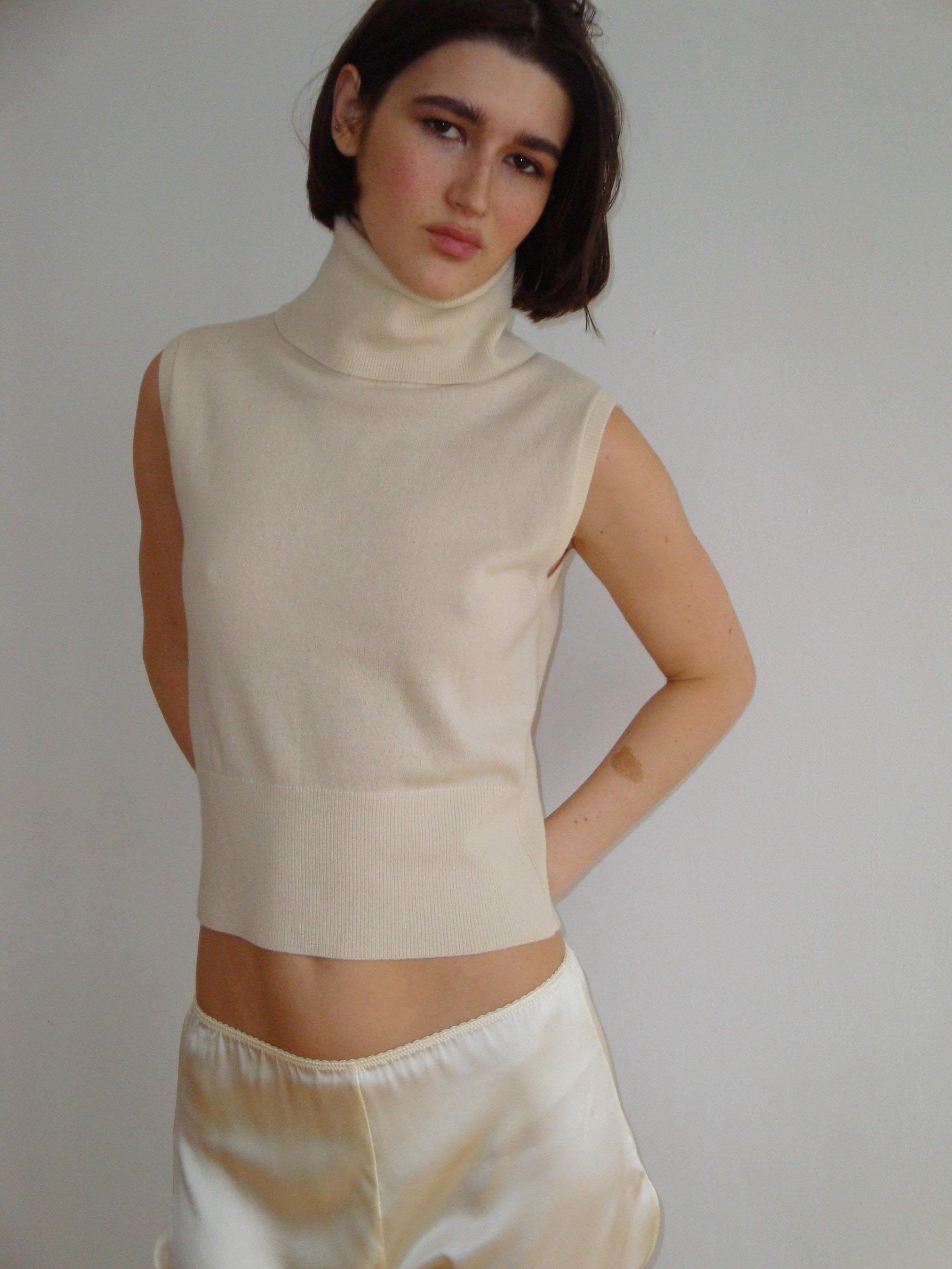 Cashmere Sleeveless Turtleneck in Ivory – ZODIAQUE STUDIOS