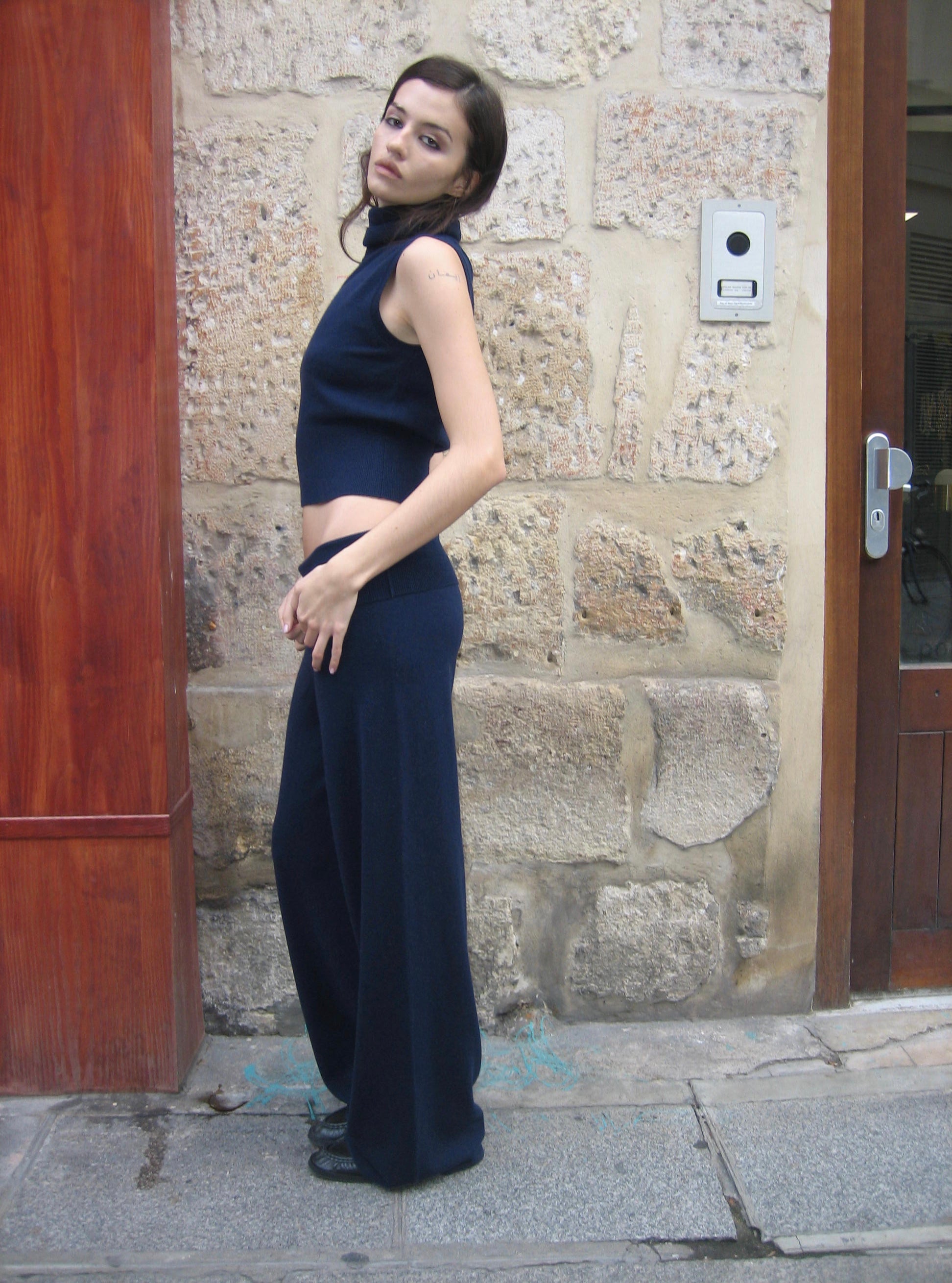 Cashmere Sleeveless Turtleneck in Dark Navy – ZODIAQUE STUDIOS