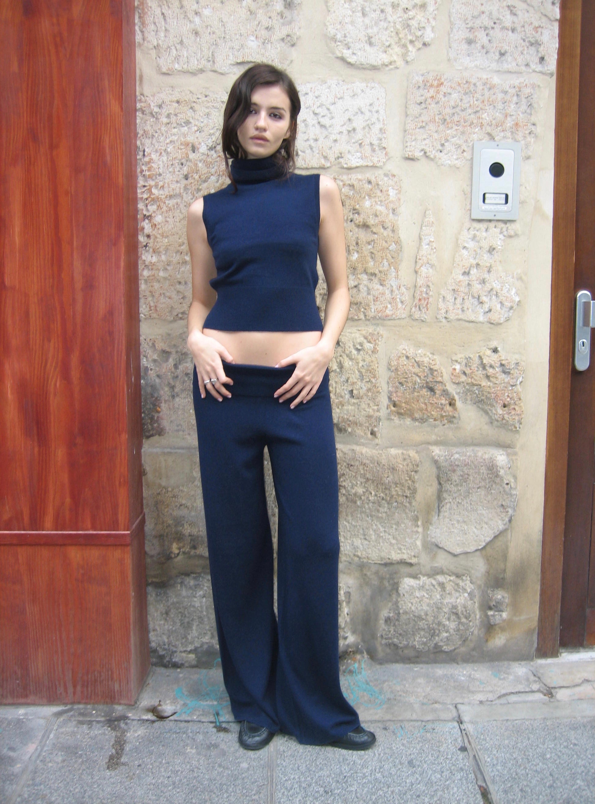 Cashmere Sleeveless Turtleneck in Dark Navy – ZODIAQUE STUDIOS